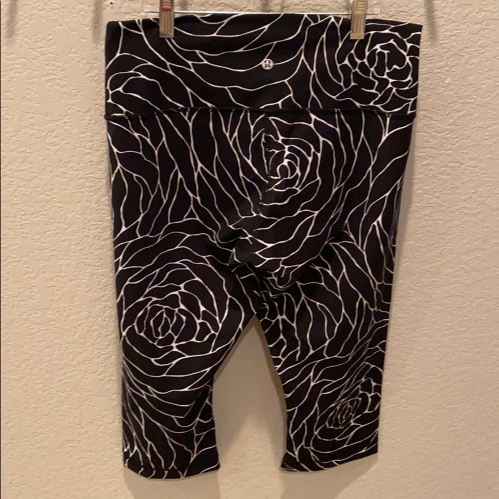 Black and white lululemon leggings
